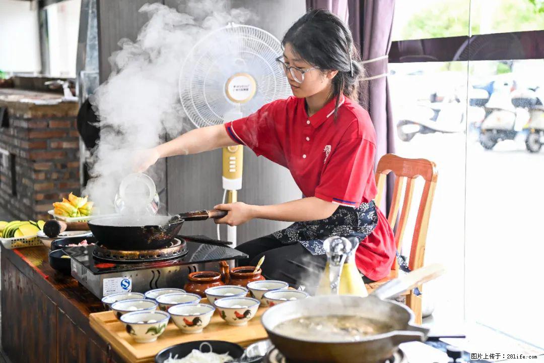 全网追的“扁担女孩”，找了一份暑假工，时薪12元 - 淮安生活资讯 - 淮安28生活网 ha.28life.com